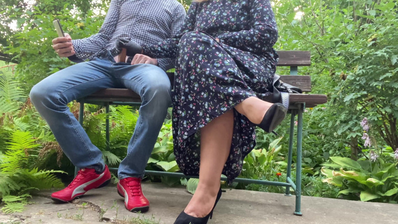 OurFetishLife: Paja caliente, polla con guante de látex al aire libre...