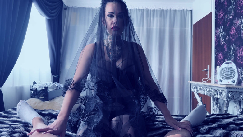 Miss Alessa Milano: Morticia face o noapte fierbinte de Halloween