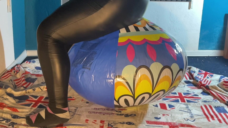 BeachBallsDuo: 3 个巨大的 100 厘米海滩球被我们压碎！2相机与慢动作