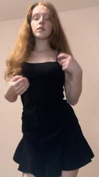 Striptis si rambut merah, kurus, kecil molek saya dengan skirt hitam