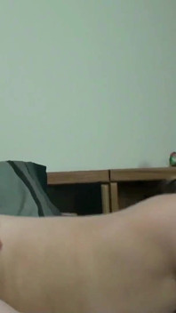 Seksi sigara içen sürtük üvey kız kardeş arkadaşlarının taşaklarını sikiyor