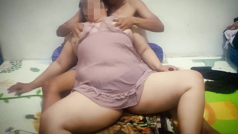 my_wife_chubby: サリーはとても感心しました。彼女の体はそれで満たされていて、甘やかされたいと思っている