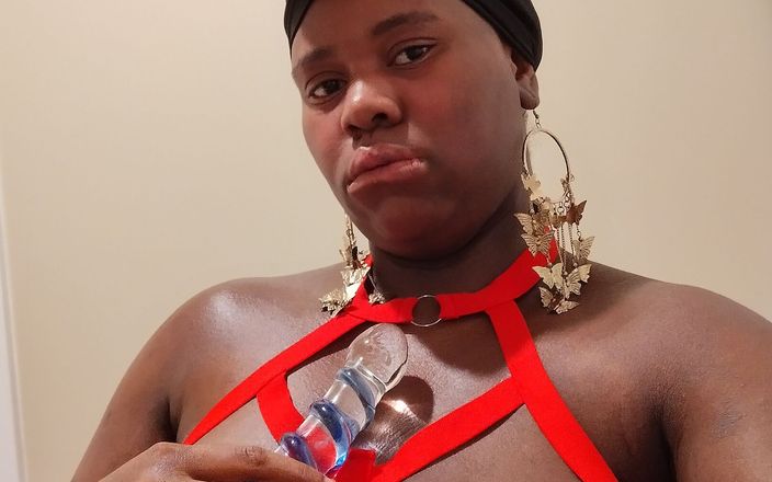 Solo Ebony content: 黑人女郎穿着性感内衣并用假阳具自慰我紧致的阴户