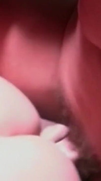 Nedbalé lízání kundičky mokré a pak drsné bušení orgasmu
