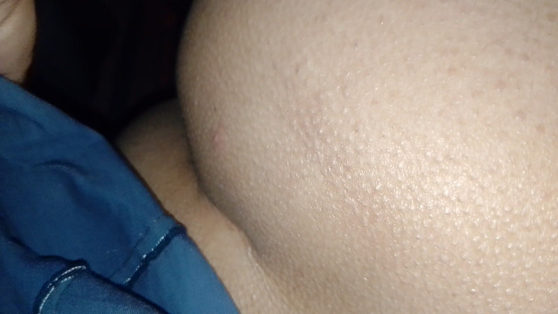 tanya99: Trouxe minha meia-irmã em baixo para a sala e a...