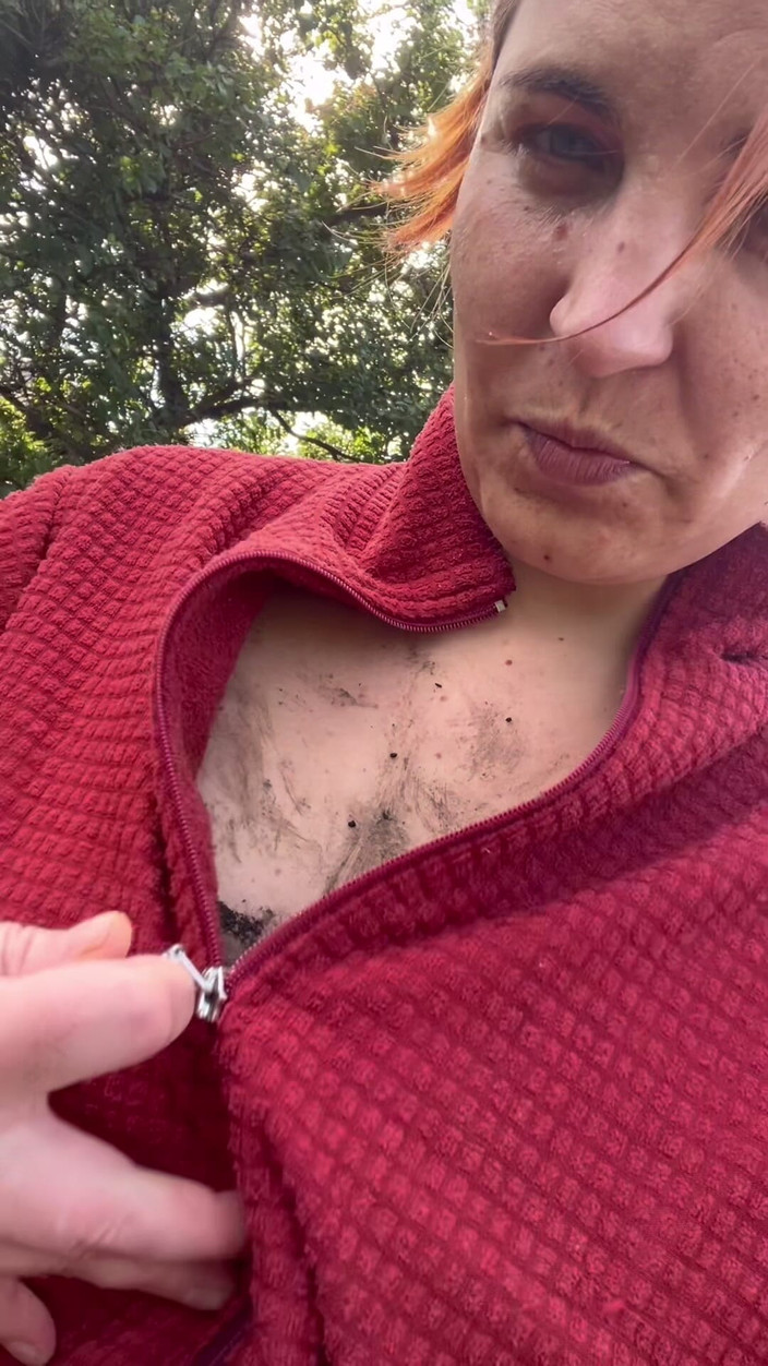 Elena917: Schlamm lecken, vom Weg spucken, mit Schmutz auf Gesicht und...