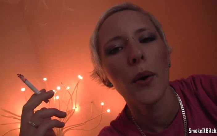 Smoke it bitch: Správná scéna kouření domácího ptáka