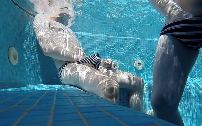 AmateurMates: Padrastro Cachondo E Hijo Finalmente Solos En El Jacuzzi De...