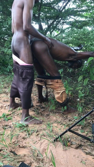 Sexydaddy: Siyah yaraklı Afrikalı erkekler serin esintiyi hissederek dışarıda seks yapıyor
