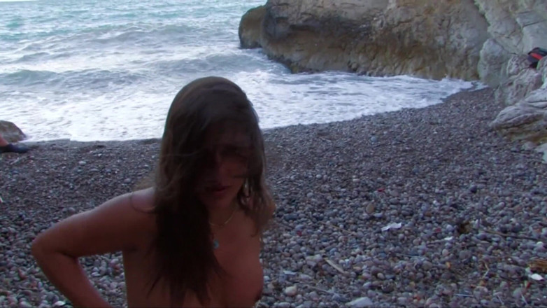 Hot Euro Girls: Foxy bikinibabe wordt hard geneukt op het strand