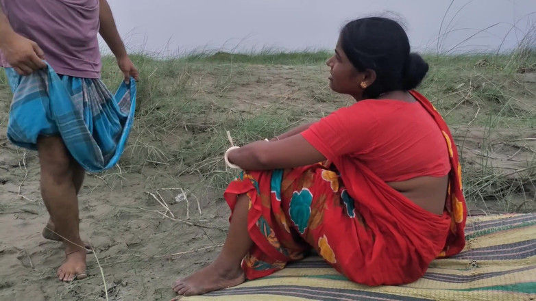 Sabina244: Ngentot di luar ruangan di boudi terbaikku waktu lagi ngentot...