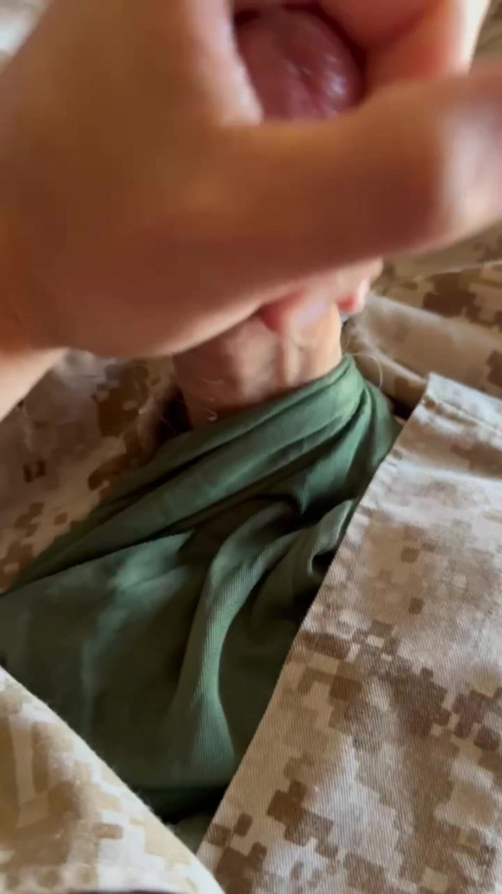 Gay Soldier Stuff: ¡El especialista del ejército estadounidense usa el uniforme de marine...