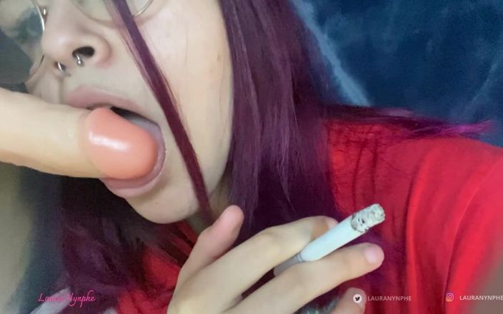 Laura Nymphe: Roodharige rookt een sigaret en geeft een pijpbeurt - rokende fetisj -...