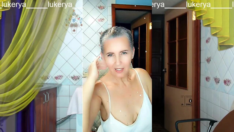 Lukerya: Okouzlující Lukerya středního věku se zahřívá s veselým úsměvem během vysílání...