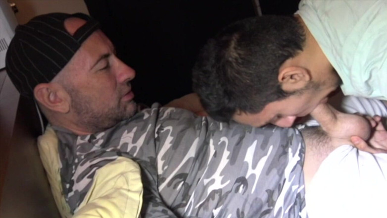 Bareback Made in Spain: Chico maduro follado a pelo por latino twink
