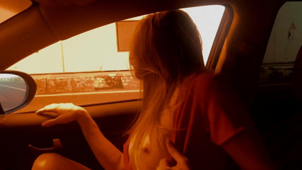 X Dominant: Quente milf está mostrando sua buceta para o motorista de...