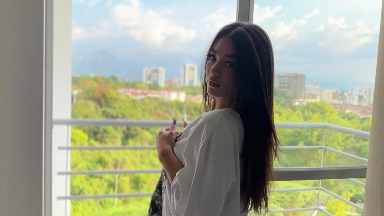 Anna Cherry: ルームメイトに録画を頼むと、彼は興奮して私を抱き、彼のペニスはとても大きいのです!