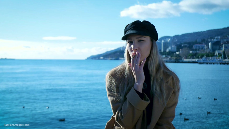 Russian Smokers: Palenie na zewnątrz z Beaty Russian Girl 1