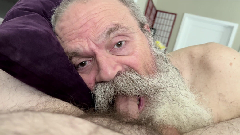 Big bearded bears: Tyler Preston kouří péro