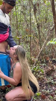 Donna nel bisogno a causa dell'assenza del ragazzo, non può resistere al suo desiderio di sconosciuto nel parco