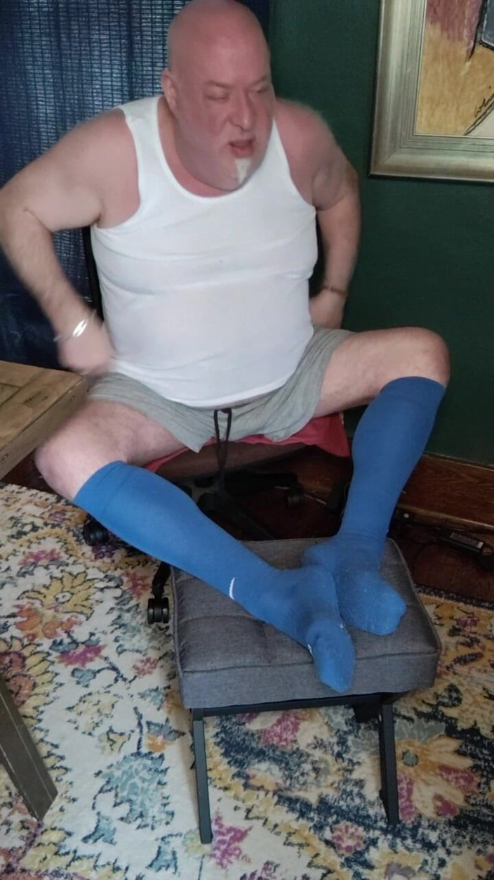 beardaddychub: Titey Whities ve uzun mavi çorapla mastürbasyon yapıyor