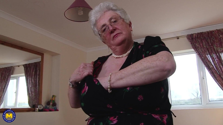 Mature Solo NL: La nonna pelosa si sgriletta e gioca con la sua...