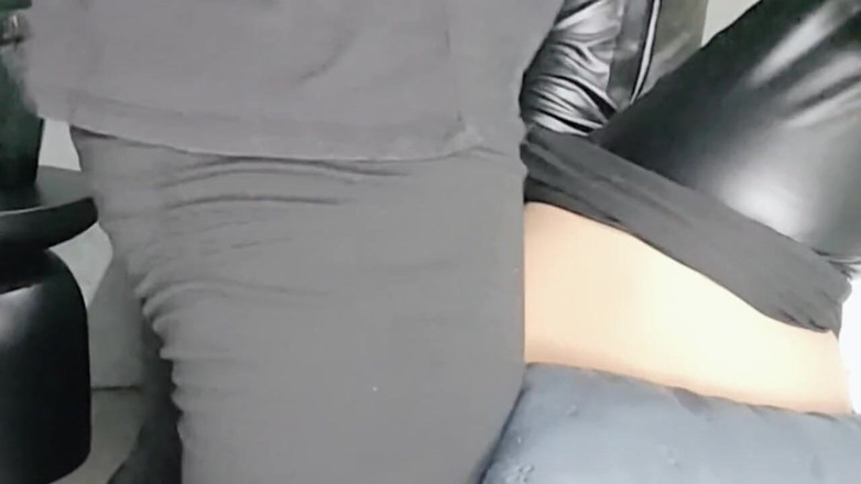 MynameisJuly: 내 새아빠가 내 바지를 내려와 네가 떨어져 있는 동안 나를 따먹어