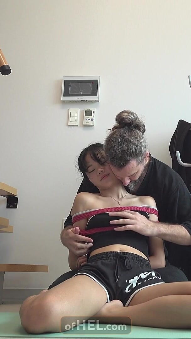 Girls of Hel: Fışkırtma yogası - fışkırtmak için yapılan ip esaretli minyon Asyalı
