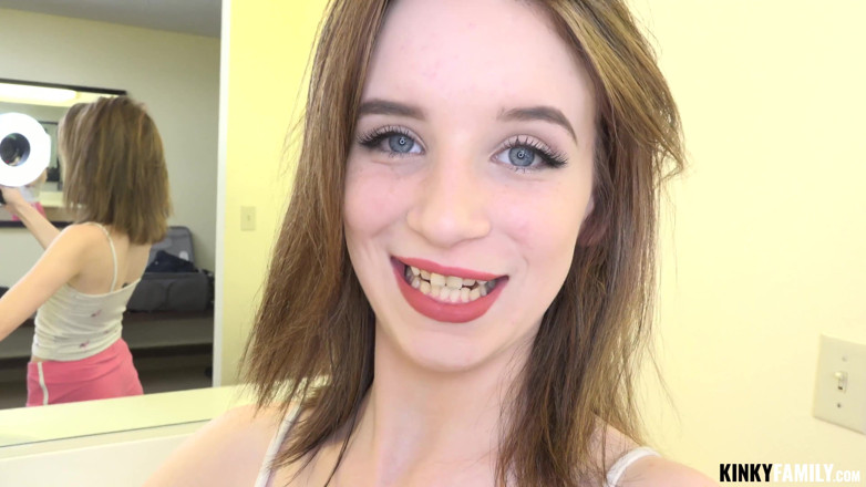 Kinky Family: Stiefbroer neuken voor een vlog
