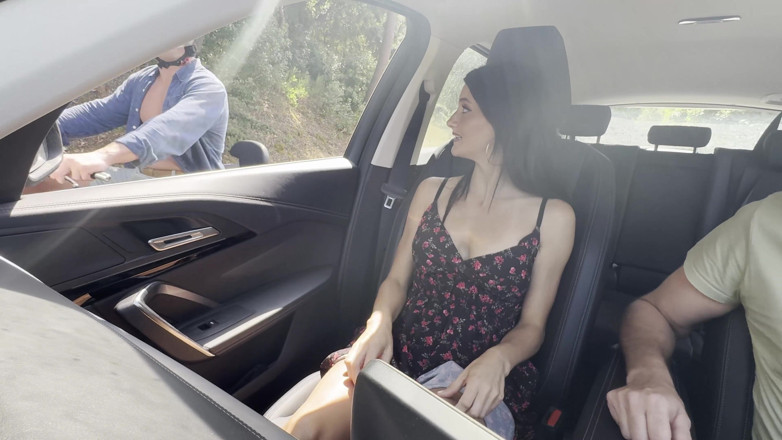 Jet sex prod: Un uomo mette in mostra sua moglie e la offre...