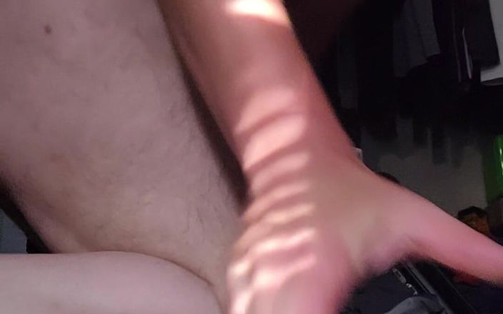 Hothp: Masturbation à poil en jouant avec un gode dans le cul.