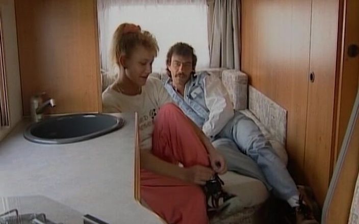 German amateur couples: アマチュアドイツのブロンディは休暇で肛門を叩かれました