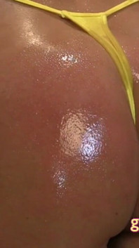 Milfs tetonas de bikini aceitadas juntas en la ducha