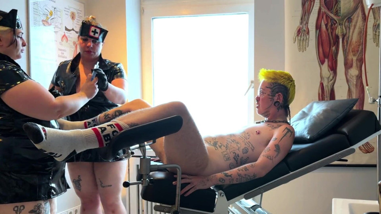 punkgoblin: Ragazzo trans ottiene controllo clinica infermiera dominazione femminile