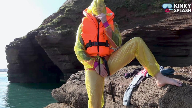 UKCuteGirl Lucy Lauren: Lifejacket, ПВХ та неопрен, просочені сонцем і спермою