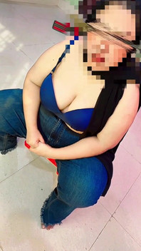 Müslüman Arap sevimli iri güzel ateşli üniversiteli kız üniversite elbisesini çıkarıyor ve büyük memeli üstsüz bubblegum fetişi