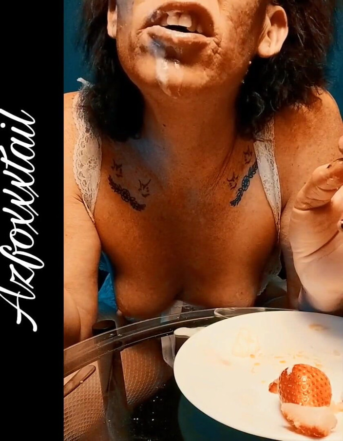 AzFoxxxTailPhelicia: Strawberries whip cream 2