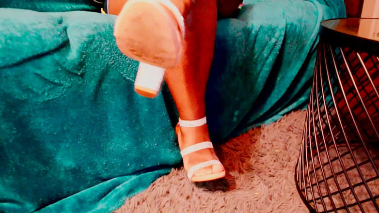 Dirty Diana Fetishes: Saltos com um belo vestido puta