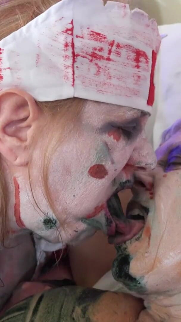 Dirty Doctors Clips - Mature British Lesbians: Làm tình điên cuồng đồng tính nữ zombie