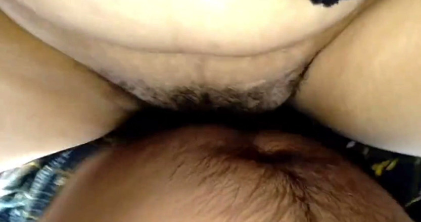 Kavitha_Vintho_: Indische Desi-tante zeigt unsere möpse in unserem freund im freien...