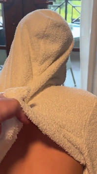 Son beau-père Sari baise son beau-fils Vili sur une chaise