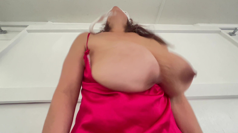 VeeVee Vixen: Une esclave se fait traire les seins à la main