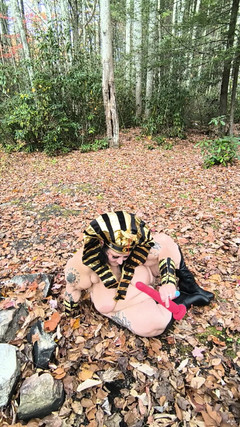 HerculesnVENUS: Co to jest ta dziwka robi w tych liściach? na...