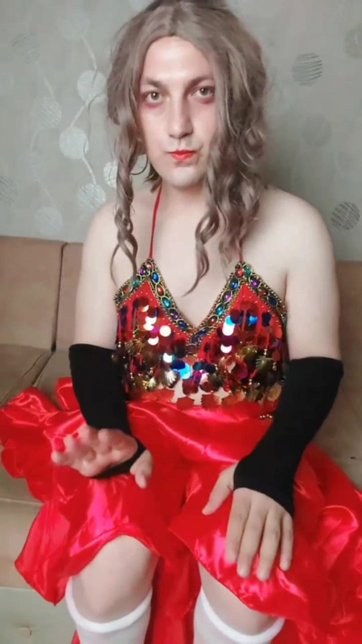 Kitty_Cross: Břišní tanečnice Femboy v červených svůdných šatech