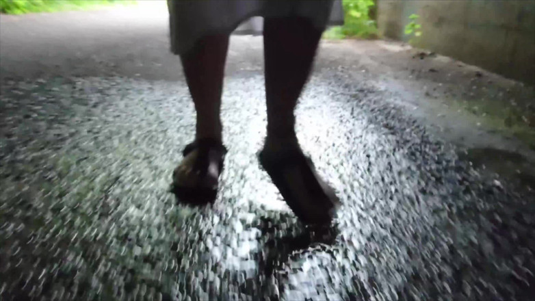 Footfetish: Birkenstockové pantofle si užívají v dešťové kaluži