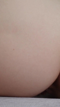 La giovane matrigna si masturba con un plug anale - gemiti, ditalino e orgasmo disordinato