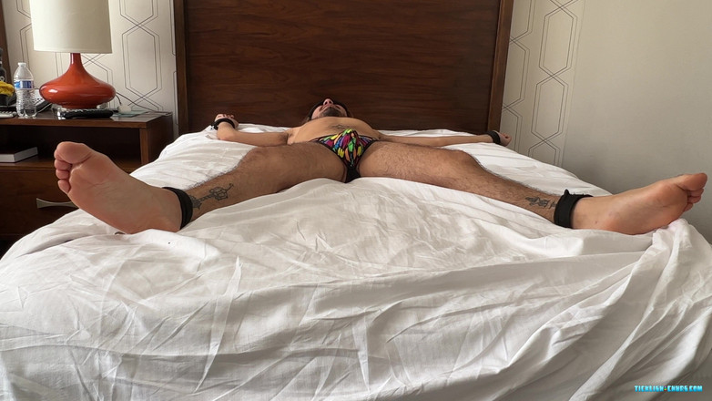 Ticklish Chubs: Tickle Rebel yang seksi dengan telur berdetik