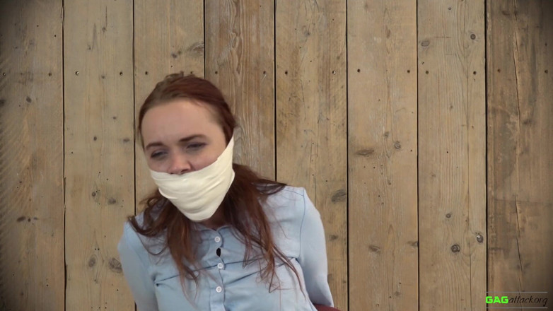 Gag Attack: Roxy - Mit klebeband geknebelt