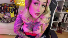 Flame Jade: Blonďatá děvka Flame Jade vám dá pokyny k honění