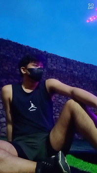 アジア系トゥインクの屋外セッション、射精